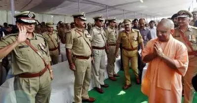ഓക്‌സിജന്‍ വേണമെങ്കില്‍ ആല്‍മരത്തിന് ചുവട്ടില്‍ പോയിരിക്കൂ; രോഗികളുടെ ബന്ധുക്കളോട് യു.പി പൊലീസ്