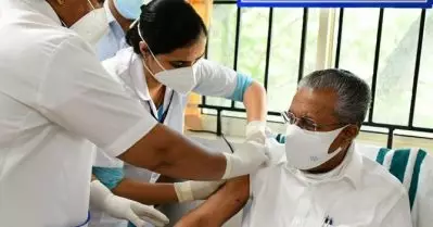 വെള്ളം ചേര്‍ത്ത് എണ്ണം കൂട്ടിയതല്ല, കേരളത്തിലെ ആരോഗ്യ പ്രവര്‍ത്തകരുടെ മിടുക്കാണ്; അനുവദിച്ച ഡോസ്‌നെക്കാള്‍ കൂടുതല്‍ വാക്‌സിന്‍ കേരളം നല്‍കിയത് എങ്ങനെ ?