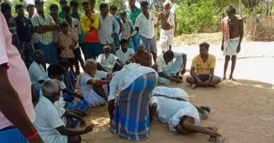 കൊവിഡ് പ്രോട്ടോക്കോള്‍ ലംഘിച്ചു; തമിഴ്നാട്ടില്‍ ദളിരെ കാലില്‍ വീണ് മാപ്പ് പറയിപ്പിച്ച് പഞ്ചായത്ത് അംഗങ്ങള്‍; ചിത്രങ്ങള്‍ പുറത്ത് വന്നോടെ 8 പേര്‍ക്കെതിരെ കേസ്