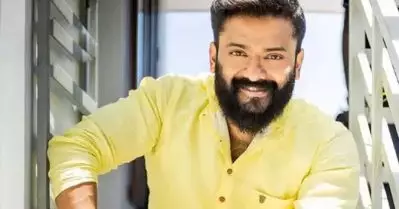 പരിചയപ്പെടാനായി കാത്തുനിന്ന ബോളിവുഡ് നടിമാരൊക്കെ എന്റെ ഇംഗ്ലീഷ് കേട്ട് ഓടിപ്പോയി; രസകരമായ അനുഭവം പങ്കുവെച്ച് മണിക്കുട്ടന്‍