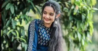 ‘ഷൂ..ഷൂ’വെന്ന് മീനാക്ഷി, സവര്‍ക്കറെയും സംഘികളെയും ഇങ്ങനെ ട്രോളല്ലേ എന്ന് സോഷ്യല്‍മീഡിയ; ഫോട്ടോ വൈറല്‍
