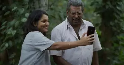 ആര്‍ക്കറിയാം ഷൂട്ട് തുടങ്ങുന്നതിന് മുന്‍പ് 13 പുസ്തകങ്ങള്‍ സംവിധായകന്‍ അയച്ചുതന്നു; പാര്‍വതി പറയുന്നു