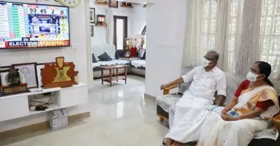 മാസ്‌ക് ധരിച്ച് വീട്ടിലിരുന്ന് ടി.വിയില്‍ റെക്കോര്‍ഡ് വിജയം കണ്ട് കെ.കെ ശൈലജ; നാടിന്റെ അതിജീവന പോരാട്ടത്തില്‍ ഒപ്പം നില്‍ക്കുന്നതിന് നന്ദിയെന്ന് പ്രതികരണം