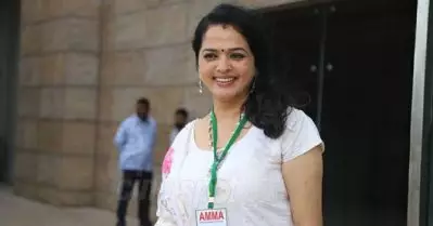 ഞാന്‍ അഭിനയിച്ചില്ലെങ്കില്‍ രേവതിയെ കാസ്റ്റ് ചെയ്യാമെന്ന് സംവിധായകന്‍ പറഞ്ഞു; സിനിമാ വിശേഷം പങ്കുവെച്ച് വിന്ദുജ മേനോന്‍