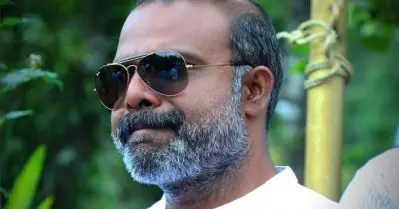 എന്റെ ജീവിതത്തിലേക്ക് ഒളിഞ്ഞു നോക്കാന്‍ വന്നാല്‍ മറുപടി അങ്കമാലി സ്‌റ്റൈലില്‍ വരും; മലയാളിയുടെ ഒളിഞ്ഞുനോട്ടത്തെക്കുറിച്ച് ചെമ്പന്‍ വിനോദ്