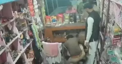 മുസ്‌ലിം യുവാവിനെ കള്ളക്കേസില്‍ കുടുക്കാന്‍ കടയില്‍ തോക്ക് കൊണ്ടുവെച്ച് യു.പി പൊലീസ്; ദൃശ്യങ്ങള്‍ പുറത്ത്