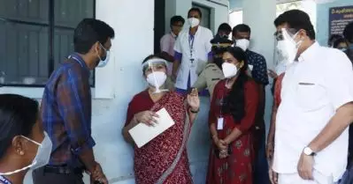 ഭവാനിപ്പുഴ മുറിച്ച് കടന്ന് മുരുഗുള ഊരിലേക്ക് എത്തിയിരുന്ന ആരോഗ്യപ്രവര്‍ത്തകരെ നേരില്‍ക്കണ്ട് അഭിനന്ദിച്ച് ആരോഗ്യമന്ത്രി