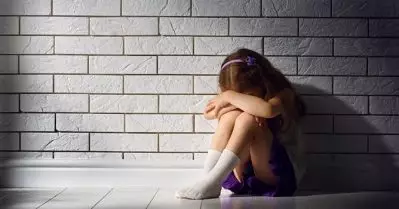 അങ്കണവാടിയില്‍ വെച്ച് രണ്ടരവയസുകാരിയെ ടീച്ചര്‍ കമ്പിവടി ഉപയോഗിച്ച് മര്‍ദിച്ചതായി പരാതി