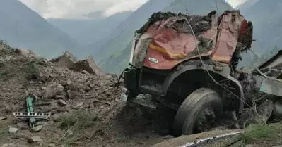 ഹിമാചലില്‍ വന്‍ മണ്ണിടിച്ചില്‍, ബസ്സും ട്രക്കും മണ്ണിനടിയില്‍
