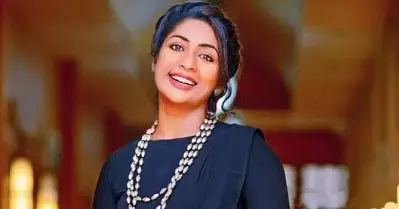 നവ്യ നായരുടെ പത്ത് ലുക്കുകള്‍ അതേ പടി പകര്‍ത്തി യൂട്യൂബര്‍; വൈകാതെ നവ്യയുടെ മറുപടിയും