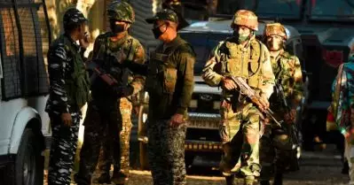 സേനക്ക് നേരെ കല്ലെറിഞ്ഞവര്‍ക്ക് പാസ്‌പോര്‍ട്ടിനും സര്‍ക്കാര്‍ ജോലിക്കും സെക്യൂരിറ്റി ക്ലിയറന്‍സ് കൊടുക്കില്ല; ജമ്മു-കശ്മീര്‍ പൊലീസ്