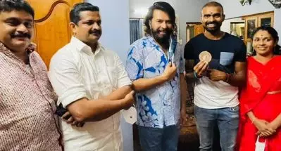 ശ്രീജേഷിന്റെ മെഡല്‍ പിടിച്ചുനോക്കി പൂച്ചെണ്ട് കൈമാറി മമ്മൂട്ടി; അഭിനന്ദനങ്ങളുമായി വീട്ടിലെത്തി നടന്‍