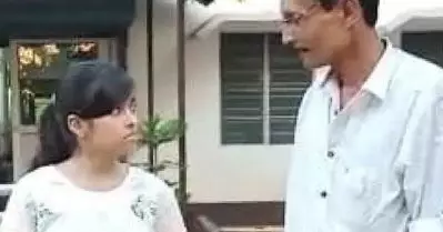 വസ്ത്രത്തിന് നീളമില്ലെന്ന് പറഞ്ഞ് പരീക്ഷയെഴുതാന്‍ വിടാതെ അധികൃതര്‍; കര്‍ട്ടന്‍ ചുറ്റി ഹാളില്‍കയറി പെണ്‍കുട്ടി