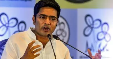 ‘ബംഗ്ലാദേശി’ എന്ന് വിളിച്ചു; ഇഷ്ടിക കൊണ്ടിടിച്ചു: തൃണമൂല്‍ നേതാവ് അഭിഷേക് ബാനര്‍ജിക്ക് നേരെ ആക്രമണം