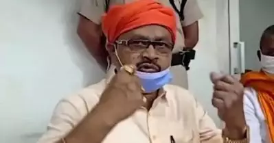 അടിവസ്ത്രം മാത്രം ധരിച്ച് ട്രെയിനിലൂടെ നടന്ന് ബീഹാര്‍ എം.എ.എ; ചോദ്യം ചെയ്തവരെ വെടിവെച്ചു കൊല്ലുമെന്ന് ഭീഷണി; പരാതി