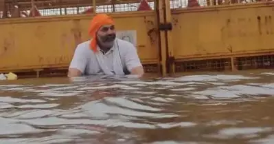 തളരാതെ കര്‍ഷകര്‍; വെള്ളക്കെട്ടില്‍ പ്രതിഷേധം തുടര്‍ന്ന് രാകേഷ് ടികായത്