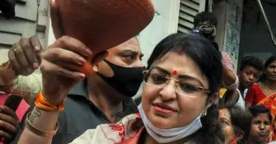 തെരഞ്ഞെടുപ്പിന് മുന്‍പേ മമതയുടെ എതിരാളിക്ക് തിരിച്ചടി; ബി.ജെ.പി സ്ഥാനാര്‍ത്ഥിയ്ക്ക് ചട്ടലംഘന നോട്ടീസ്