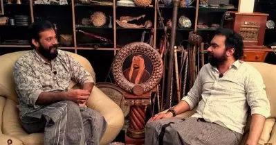 മോന്‍സനെതിരായ കേസ് പിന്‍വലിക്കാന്‍ ബാലയുടെ ഇടപെടല്‍; മോഹന്‍ലാല്‍ മോണ്‍സണിന്റെ വീട്ടിലെത്തിയതിന് പിന്നിലും ബാല?