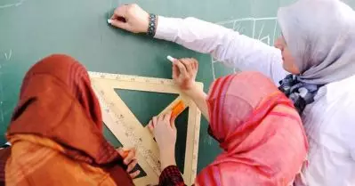 സ്‌കൂളുകളില്‍ പെണ്‍കുട്ടികളുടെ തട്ടത്തിനേര്‍പ്പെടുത്തിയ നിരോധനം നീക്കി ഉസ്‌ബെക്കിസ്ഥാന്‍; കൂടുതല്‍ പേരെ വിദ്യാലയങ്ങളിലെത്തിക്കാനെന്ന് വിശദീകരണം