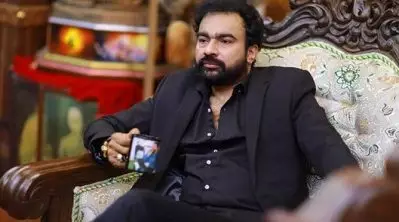 ഖുറാന്‍, ബൈബിള്‍, സ്വര്‍ണപ്പിടിയുള്ള കത്തി എന്നിവ കടത്താന്‍ ശ്രമം; പുരാവസ്തു തട്ടിപ്പ് കേസില്‍ നിര്‍ണായക ഫോണ്‍ സംഭാഷണം പുറത്ത്