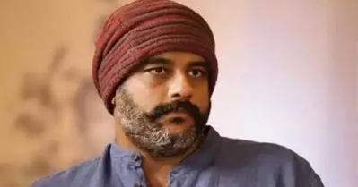 ബൈക്കിന്റെ ചക്രത്തില്‍ നൂല്‍ നൂല്‍ക്കുന്ന മോദി; ‘ഇന്ധനവിലവര്‍ധന’ യുടെ കാര്‍ട്ടൂണ്‍ പങ്കുവെച്ച് മുരളി ഗോപി