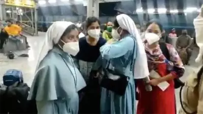 തിരുവസ്ത്രം ധരിച്ച് പുറത്തിറങ്ങാന്‍ പേടി; സാധാരണ വസ്ത്രം ധരിച്ച് കോടതിയിലെത്തി കന്യാസ്ത്രീകള്‍
