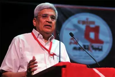 മോദി സര്‍ക്കാര്‍ ഭരണഘടന മാറ്റുന്നത് ആര്‍.എസ്.എസിന് വേണ്ടി: പ്രകാശ് കാരാട്ട്