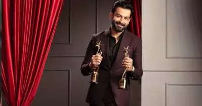 ഇരുകൈയ്യിലും പുരസ്‌കാരമേന്തി പൃഥ്വിരാജ്; തമിഴിലും മലയാളത്തിലും മികച്ച നടിയായി മഞ്ജു; സന്തോഷം പങ്കുവെച്ച് താരങ്ങള്‍