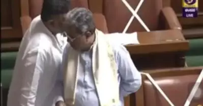 ‘മുണ്ട്, മുണ്ട്… നീ മുണ്ട്’; മുണ്ടഴിഞ്ഞതറിയാതെ സഭയില്‍ പ്രസംഗം തുടര്‍ന്ന് സിദ്ധരാമയ്യ, ചെവിയില്‍ കാര്യം പറഞ്ഞ് ശിവകുമാര്‍; നാടകീയ രംഗങ്ങള്‍