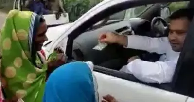 പരിപാടിയില്‍ പങ്കെടുത്തു മടങ്ങവെ സ്ത്രീകള്‍ക്ക് പണം വിതരണം ചെയ്ത് തേജസ്വി; പിന്നാലെ വിമര്‍ശനം