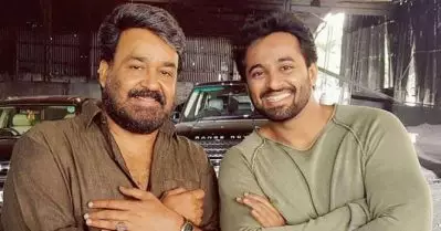 എന്തെങ്കിലുമൊക്കെ സംസാരിക്കെന്ന് ഉണ്ണിമുകുന്ദനോട് മോഹന്‍ലാല്‍; ലൊക്കേഷനില്‍ പിറന്നാളാഘോഷം