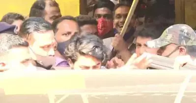 ആര്യന്‍ ഖാനെ മന്നത്തേക്ക് കൊണ്ടുപോകാന്‍ ആര്‍തര്‍ ജയിലിലേക്ക് ഷാരൂഖ്; ജയില്‍ കവാടത്തില്‍ സുരക്ഷ കടുപ്പിച്ച് പൊലീസ്