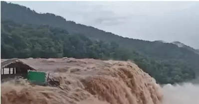 നിര്‍മാണം നടന്നിട്ട് പത്ത് വര്‍ഷത്തിലധികം; വൈറലായ അതിരപ്പിള്ളി വെള്ളച്ചാട്ടത്തിലെ ഷെഡ്ഡിന്റെ കഥ ഇങ്ങനെ