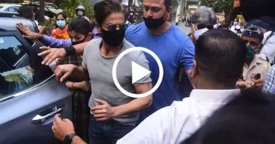 പ്രതികരണത്തിനായി കിണഞ്ഞ് ശ്രമിച്ച് മാധ്യമപ്പട; ശാന്തനായി ആരാധകരെ അഭിവാദ്യം ചെയ്ത് ഷാരൂഖിന്റെ മടക്കം, വീഡിയോ