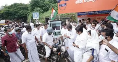 നികുതിക്കൊള്ളക്കെതിരെ പ്രതിഷേധം; മലപ്പുറത്ത് പെട്രോളിന് 44.52 രൂപക്ക് വില്‍പ്പന നടത്തി കോണ്‍ഗ്രസ്; പമ്പില്‍ വന്‍ തിരക്ക്