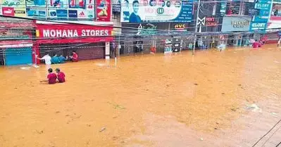 രക്ഷാപ്രവര്‍ത്തനത്തിന് മത്സ്യബന്ധന ബോട്ടുകള്‍, ഒഴുക്കില്‍പ്പെട്ടവര്‍ക്ക് രക്ഷകരായി കെ.എസ്.ആര്‍.ടി.സി ജീവനക്കാര്‍; കൈകോര്‍ത്ത് കേരളം