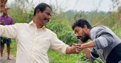 ഇന്ദ്രന്‍സിനെ ‘തല്ലാനോങ്ങുന്ന’ മിഥുന്‍ മാനുവല്‍; ഡയലോഗ് ഒന്നു തെറ്റി, അയിനാണെന്ന് അജു; രസകരമായ ചിത്രം പങ്കുവെച്ച് താരം