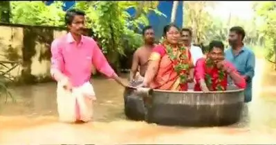 ക്ഷേത്രത്തില്‍ വെള്ളം കയറി; ചെമ്പില്‍ കയറി വിവാഹ മണ്ഡപത്തിലെത്തി വധൂവരന്മാര്‍