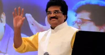 സാറിന്റെ ഡ്രസ്സിന് ചേര്‍ന്നൊരു മോതിരമുണ്ട്, അത് ഇട്ടാല്‍ ഇടത്തെ കൈ കൊണ്ട് മൈക്ക് പിടിച്ച് പാടുമ്പോള്‍ നല്ല ഭംഗിയായിരിക്കും; മോന്‍സന്‍ മോതിരം സമ്മാനിച്ചതിനെ കുറിച്ച് എം.ജി ശ്രീകുമാര്‍