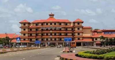 നെടുമ്പാശ്ശേരി വിമാനത്താവളത്തില്‍ മിന്നല്‍ പരിശോധന; അഞ്ച് കിലോ സ്വര്‍ണം പിടികൂടി