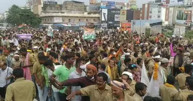 കൊവിഡ് പോരാളികളായി പരിഗണിച്ച് അടിസ്ഥാന വേതനം നല്‍കണം; ഒഡീഷയില്‍ മുഖ്യമന്ത്രിയുടെ വസതിയ്ക്ക് മുന്നില്‍ ഡ്രൈവര്‍മാരുടെ കൂറ്റന്‍ റാലി