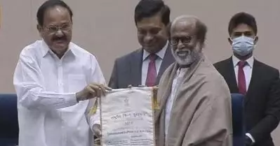 ബസ് ഡ്രൈവറായ സുഹൃത്തിന് നന്ദി പറഞ്ഞ് രജനീകാന്ത്; ദാദാ സാഹേബ് ഫാല്‍ക്കെ പുരസ്‌കാരം ഏറ്റുവാങ്ങി