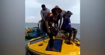 അറബിക്കടലില്‍ സ്ഥാപിച്ച കാലാവസ്ഥാ നിരീക്ഷണ യന്ത്രം കാണാതായി; കടലില്‍ നിന്ന് ഒരു വസ്തു ലഭിച്ചെന്ന് പറഞ്ഞ് യുവാക്കളുടെ വീഡിയോ