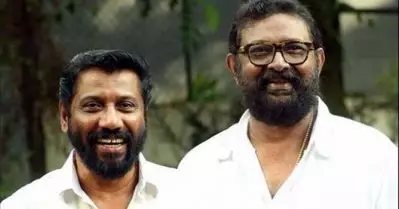 പാതിരാത്രി തേങ്ങാക്കുലകളും തൂക്കി വീട്ടിലേക്ക് നടക്കുമ്പോള്‍ പൊലീസ് പിടിച്ചു, കവറില്‍ ജുബ്ബയും പാന്റും കണ്ടതോട വേഷം മാറി നടക്കുന്ന കള്ളന്മാരാണെന്ന് അവര്‍ ഉറപ്പിച്ചു; ലാല്‍ പറയുന്നു