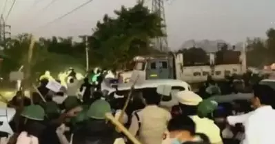 സിംഗുവില്‍ സംഘര്‍ഷം; പൊലീസ് ലാത്തി വീശി