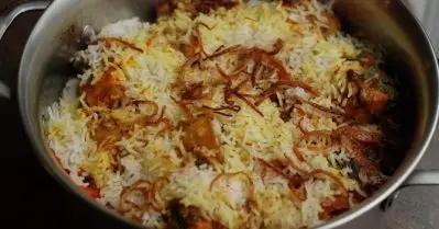 അരിമണി പുഴുവെന്ന് തെറ്റിദ്ധരിച്ചു; ബിരിയാണി ചെമ്പ് റോഡിലേക്ക് വലിച്ചെറിഞ്ഞ് യുവാവ്