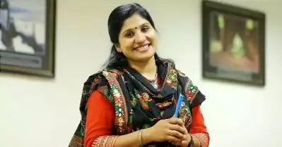 അരാഷ്ട്രീയതയെ താലോലിക്കുന്നതില്‍ ചില അപകടങ്ങളുണ്ട്; പെട്രോള്‍-ഡീസല്‍ വിലവര്‍ധനവിനെതിരെ കോണ്‍ഗ്രസ് തെരുവില്‍ നടത്തിയ സമരത്തെ പിന്തുണച്ച് ദീപാ നിശാന്ത്