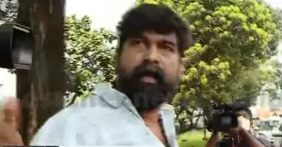 മണിക്കൂറുകളോളം റോഡ് തടഞ്ഞ് കോണ്‍ഗ്രസിന്റെ സമരം; നിരത്തിലിറങ്ങി പ്രതിഷേധിച്ച് നടന്‍ ജോജു ജോര്‍ജ്