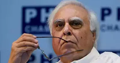 ഗുജറാത്ത് കലാപത്തില്‍ മോദിയ്ക്ക് പങ്കുണ്ടെന്ന ആരോപണം ഉന്നയിക്കുന്നില്ല, പുനരന്വേഷണം വേണമെന്നും നിര്‍ബന്ധം പിടിക്കുന്നില്ല; സുപ്രീം കോടതിയില്‍ കപില്‍ സിബല്‍