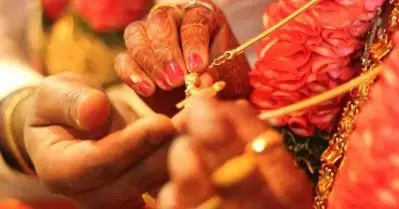 വിവാഹവേദിയില്‍ വിളക്ക് കത്തിക്കരുത്, ഷൂസ് ഊരില്ലെന്നും വരന്‍; തര്‍ക്കത്തിന് പിന്നാലെ കെട്ടിയ താലി ഊരി നല്‍കി പെണ്‍കുട്ടി